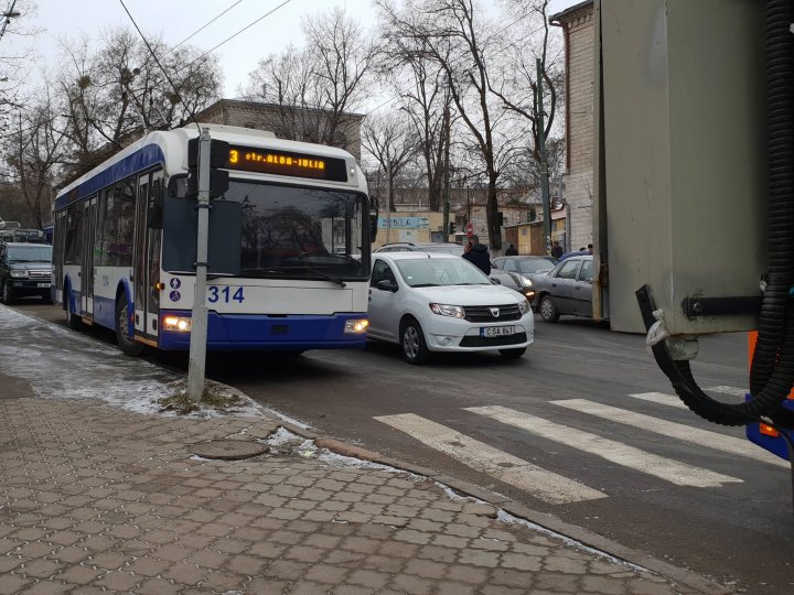 ACCIDENT ÎN LANŢ în cartierul Telecentru. Patru maşini s-au ciocnit la semafor (FOTO)