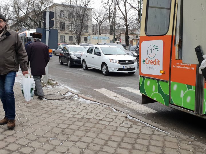 ACCIDENT ÎN LANŢ în cartierul Telecentru. Patru maşini s-au ciocnit la semafor (FOTO)