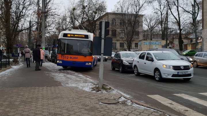 ACCIDENT ÎN LANŢ în cartierul Telecentru. Patru maşini s-au ciocnit la semafor (FOTO)