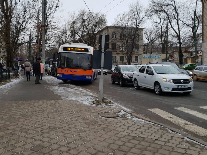 ACCIDENT ÎN LANŢ în cartierul Telecentru. Patru maşini s-au ciocnit la semafor (FOTO)