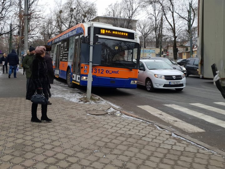 ACCIDENT ÎN LANŢ în cartierul Telecentru. Patru maşini s-au ciocnit la semafor (FOTO)