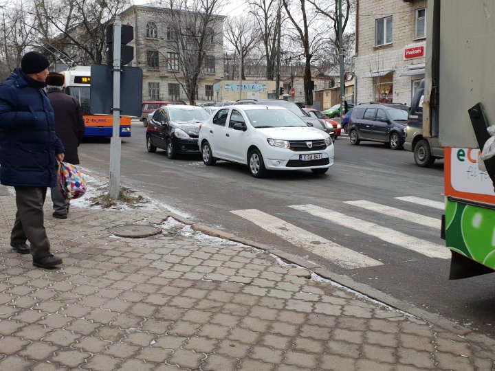 ACCIDENT ÎN LANŢ în cartierul Telecentru. Patru maşini s-au ciocnit la semafor (FOTO)