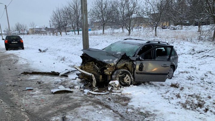 Un poliţist de patrulare, implicat într-un accident rutier la Peresecina. Două persoane au ajuns la spital (FOTO)