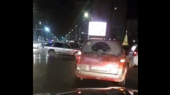 ACCIDENT ÎN LANȚ în Capitală. Patru mașini s-au lovit violent (VIDEO)