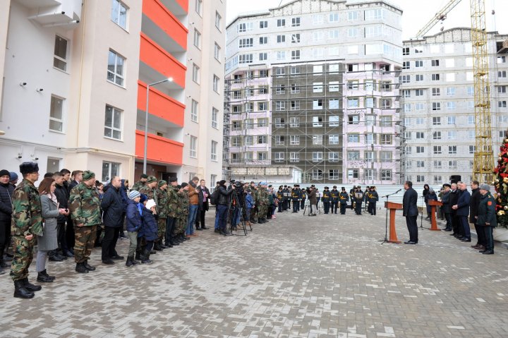 Cadou special înainte de Revelion. 335 de militari au primit cheile de la apartamentele de serviciu (FOTO)