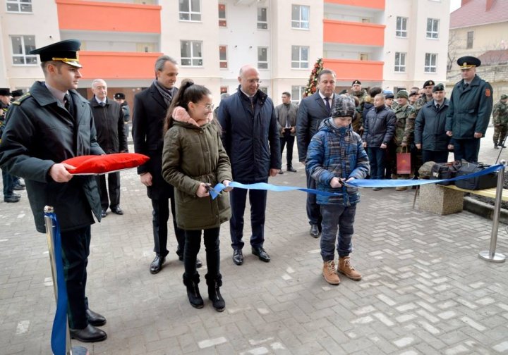 Cadou special înainte de Revelion. 335 de militari au primit cheile de la apartamentele de serviciu (FOTO)