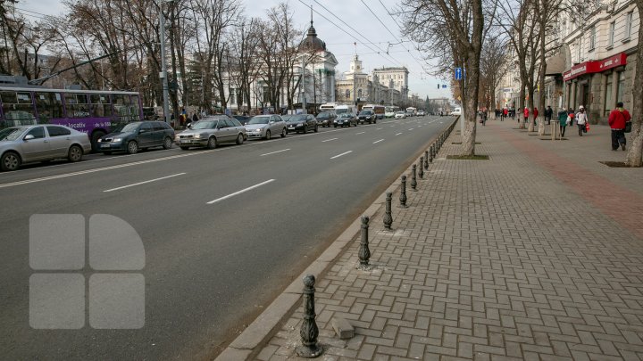 Șoferii continuă să parcheze pe trotuarul de pe bulevardul Ștefan cel Mare, chiar dacă Primăria a montat piloni impotriva parcării (FOTOREPORT)