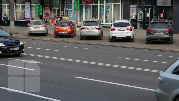 Șoferii continuă să parcheze pe trotuarul de pe bulevardul Ștefan cel Mare, chiar dacă Primăria a montat piloni impotriva parcării (FOTOREPORT)