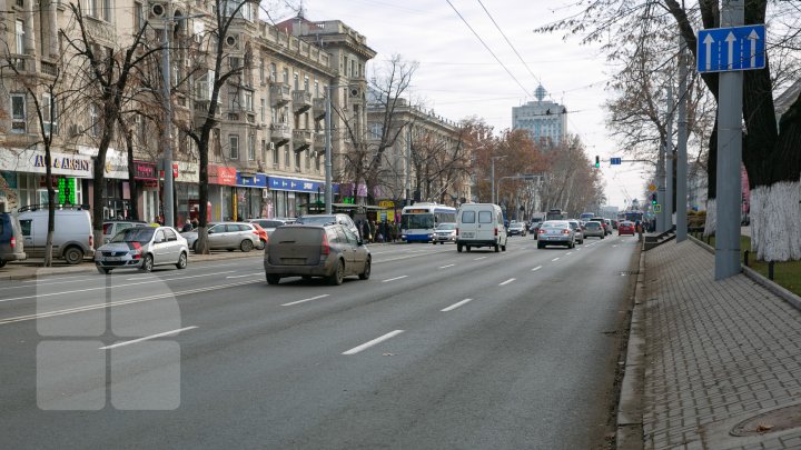 Șoferii continuă să parcheze pe trotuarul de pe bulevardul Ștefan cel Mare, chiar dacă Primăria a montat piloni impotriva parcării (FOTOREPORT)