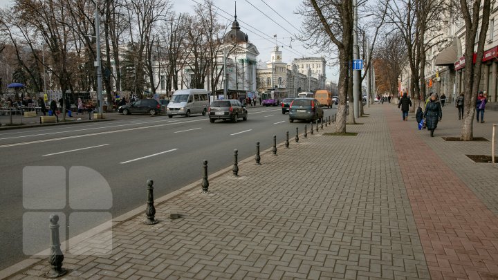 Șoferii continuă să parcheze pe trotuarul de pe bulevardul Ștefan cel Mare, chiar dacă Primăria a montat piloni impotriva parcării (FOTOREPORT)