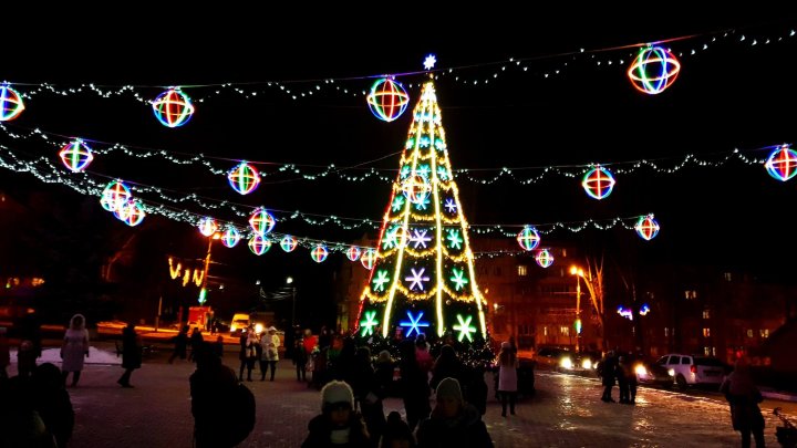 FEERIE la Cricova. A fost inaugurat Pomul de Crăciun şi s-au aprins luminiţele de sărbători (FOTO)