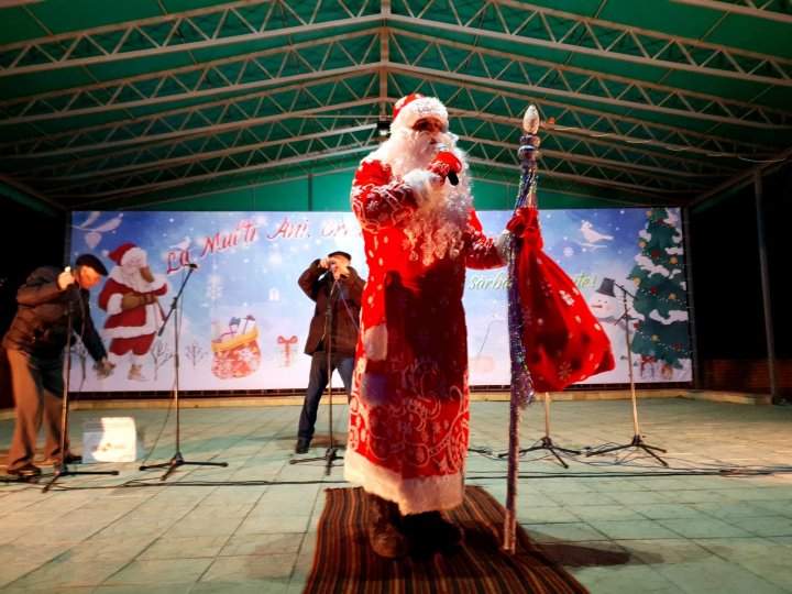 FEERIE la Cricova. A fost inaugurat Pomul de Crăciun şi s-au aprins luminiţele de sărbători (FOTO)