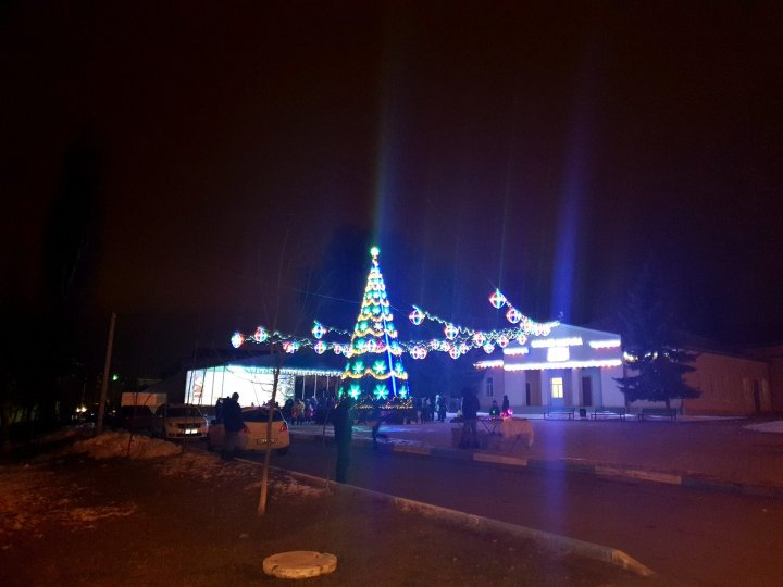 FEERIE la Cricova. A fost inaugurat Pomul de Crăciun şi s-au aprins luminiţele de sărbători (FOTO)