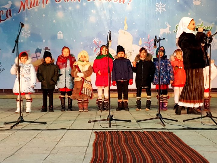 FEERIE la Cricova. A fost inaugurat Pomul de Crăciun şi s-au aprins luminiţele de sărbători (FOTO)