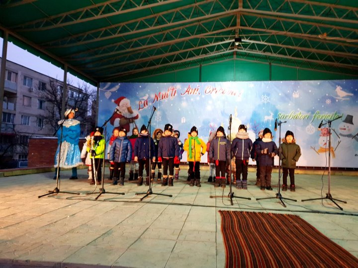 FEERIE la Cricova. A fost inaugurat Pomul de Crăciun şi s-au aprins luminiţele de sărbători (FOTO)