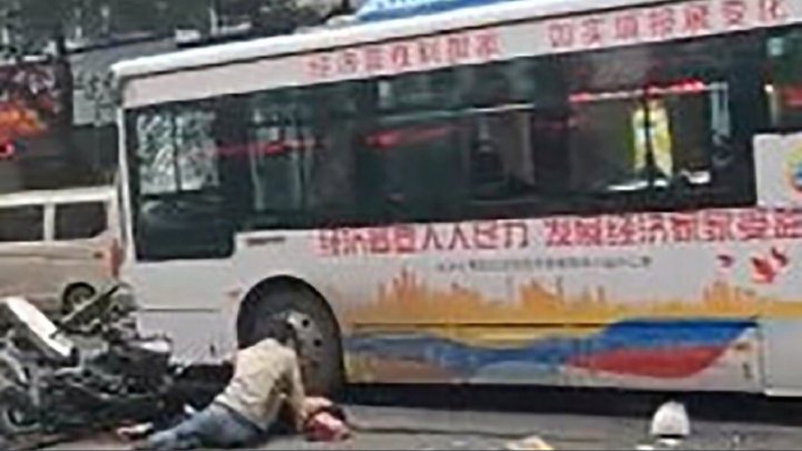 Teroare în China: Numărul morților a crescut la opt după ce un autobuz a fost deturnat