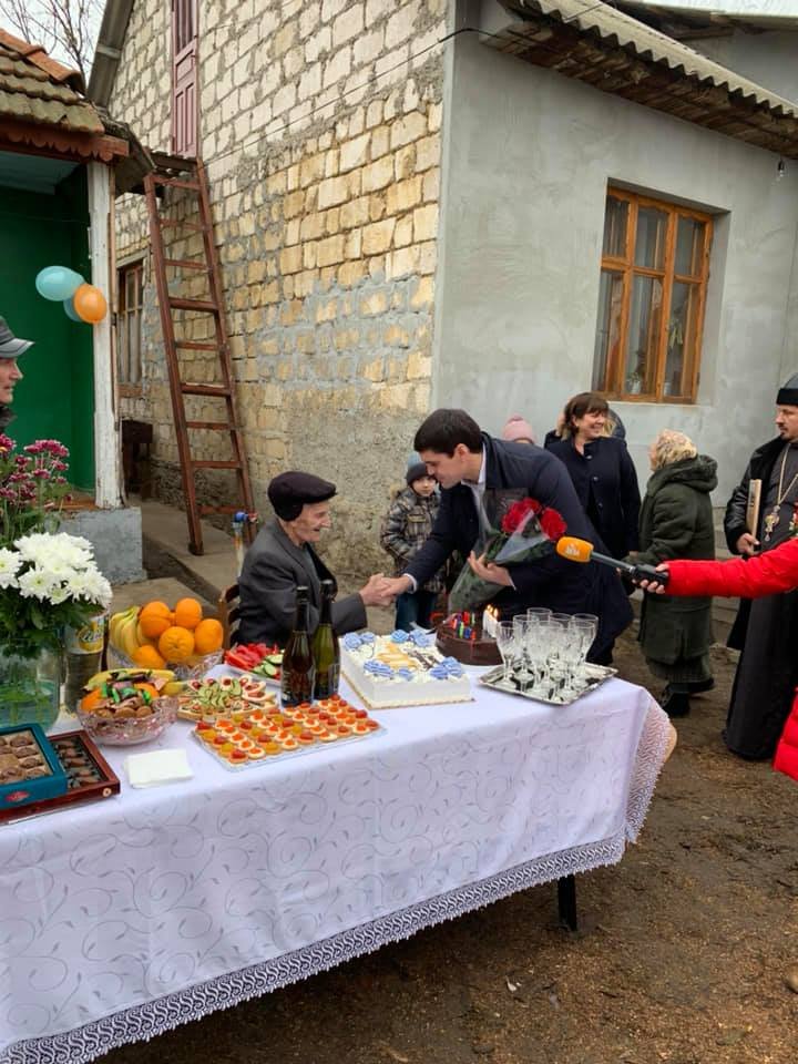 Cel mai bogat om din Moldova trăieşte în Revaca. A împlinit 100 de ani, înconjurat de copii, 23 de nepoţi şi 33 de strănepoţi (FOTO)