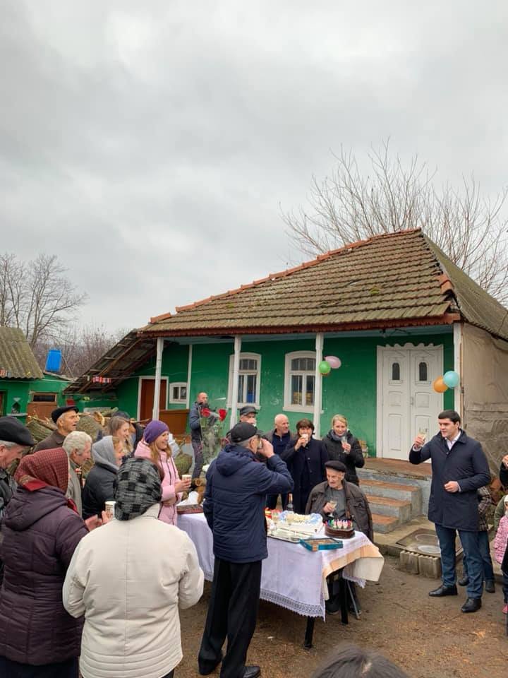 Cel mai bogat om din Moldova trăieşte în Revaca. A împlinit 100 de ani, înconjurat de copii, 23 de nepoţi şi 33 de strănepoţi (FOTO)