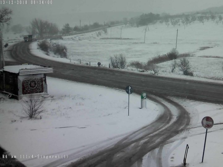 Ninge slab în mai multe zone ale ţării, iar pe anumite porţiuni de drum s-a format polei. Cum se circulă în ţară (GALERIE FOTO)