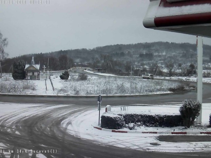 Ninge slab în mai multe zone ale ţării, iar pe anumite porţiuni de drum s-a format polei. Cum se circulă în ţară (GALERIE FOTO)