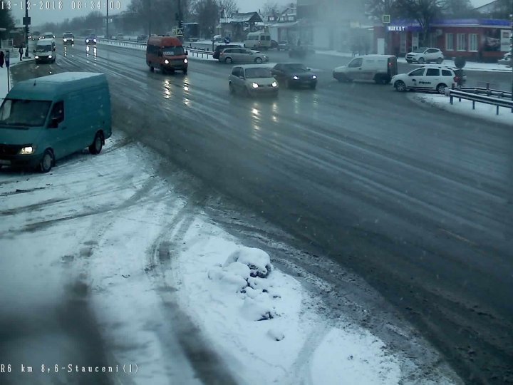 Ninge slab în mai multe zone ale ţării, iar pe anumite porţiuni de drum s-a format polei. Cum se circulă în ţară (GALERIE FOTO)