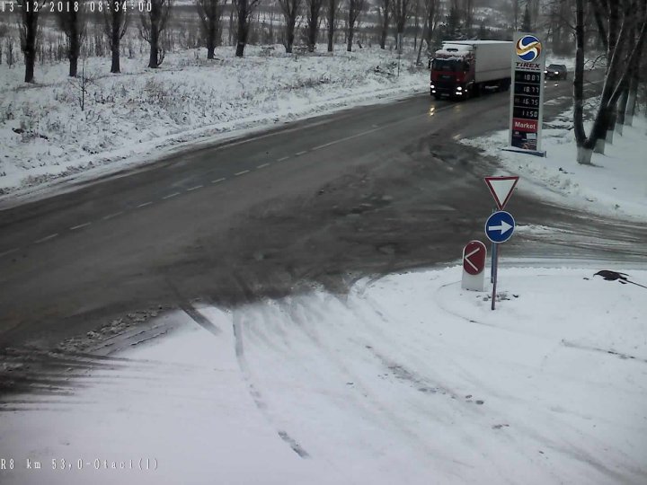 Ninge slab în mai multe zone ale ţării, iar pe anumite porţiuni de drum s-a format polei. Cum se circulă în ţară (GALERIE FOTO)