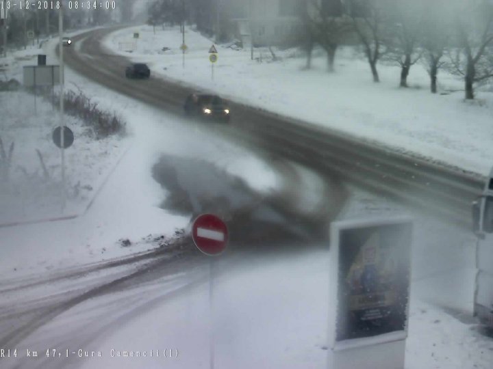 Ninge slab în mai multe zone ale ţării, iar pe anumite porţiuni de drum s-a format polei. Cum se circulă în ţară (GALERIE FOTO)