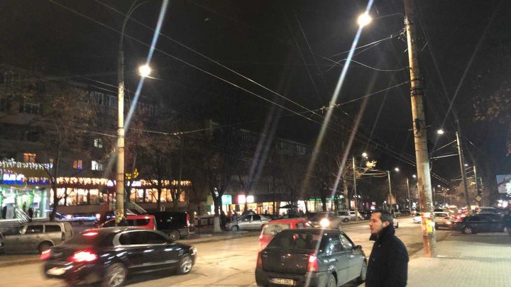 Gata cu întunericul beznă de pe drumuri! Strada Ion Creangă din Capitală, ILUMINATĂ (FOTO)