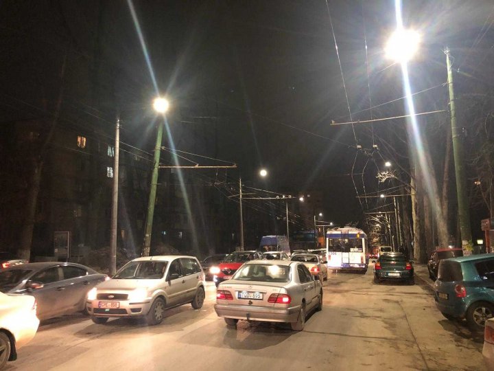 Gata cu întunericul beznă de pe drumuri! Strada Ion Creangă din Capitală, ILUMINATĂ (FOTO)