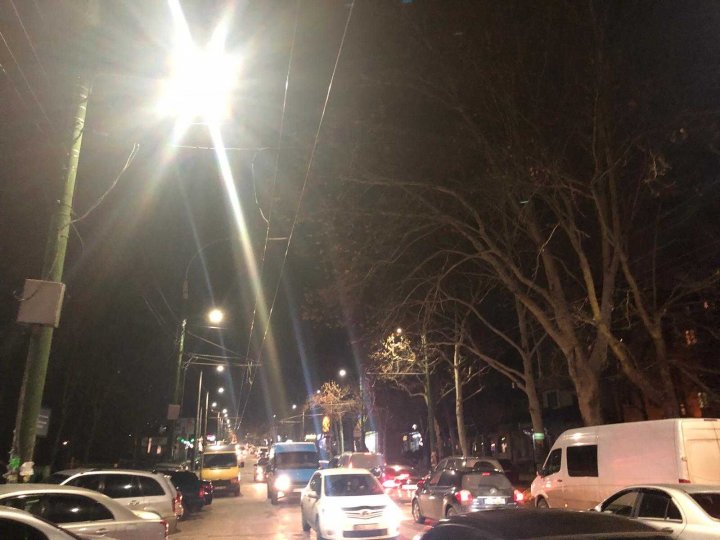 Gata cu întunericul beznă de pe drumuri! Strada Ion Creangă din Capitală, ILUMINATĂ (FOTO)