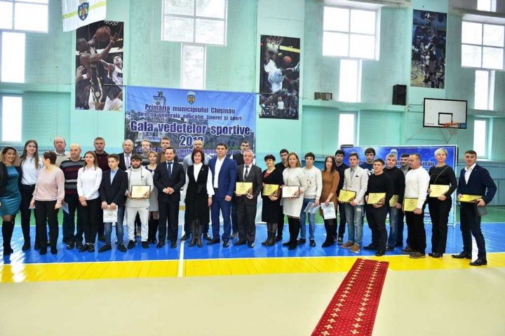 GALA VEDETELOR SPORTIVE: Cei mai buni antrenori şi sportivi din municipiul Chişinău, AU FOST PREMIAŢI (GALERIE FOTO)