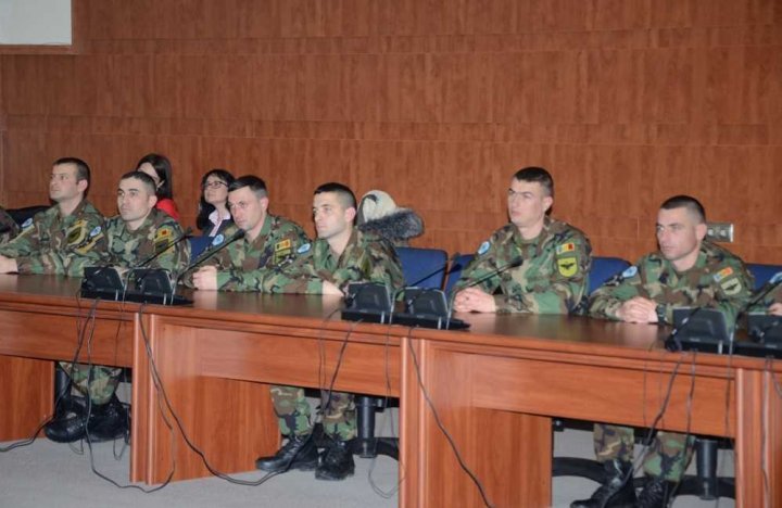 Militarii celui de-al nouălea contingent al Armatei Naţionale, DECORAŢI la Chişinău