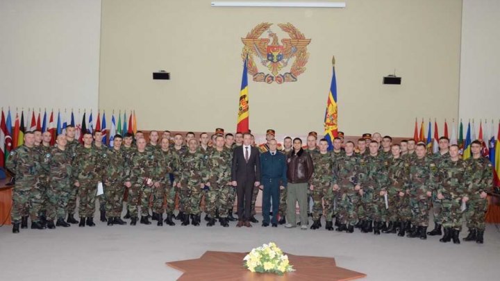 Militarii celui de-al nouălea contingent al Armatei Naţionale, DECORAŢI la Chişinău