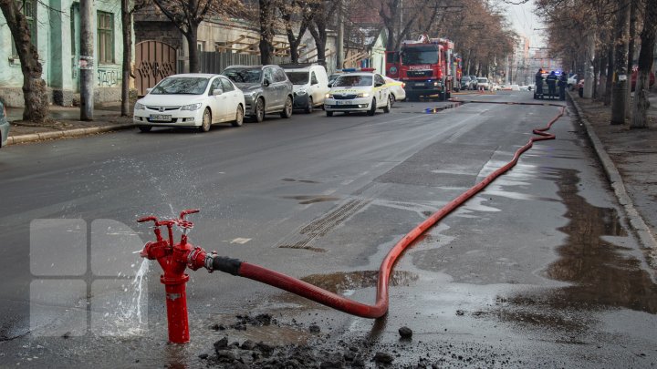 INCENDIU în centrul Capitalei. Pompierii, la faţa locului. O femeie s-a ales cu arsuri (FOTOREPORT)