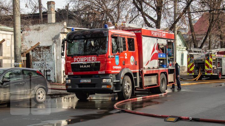 Un autocar de pe cursa Chişinău - Iaşi a ars în totalitate în această dimineaţă în Capitală. Din ce motiv