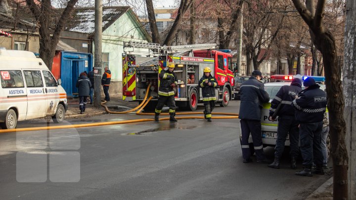 INCENDIU în centrul Capitalei. Pompierii, la faţa locului. O femeie s-a ales cu arsuri (FOTOREPORT)