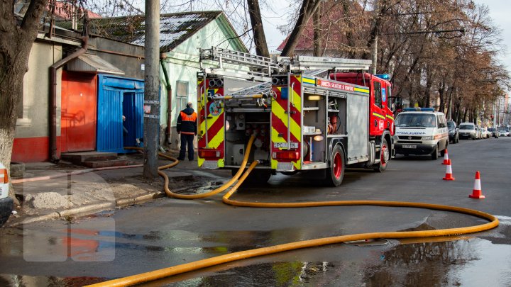 INCENDIU în centrul Capitalei. Pompierii, la faţa locului. O femeie s-a ales cu arsuri (FOTOREPORT)