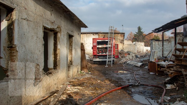 INCENDIU în centrul Capitalei. Pompierii, la faţa locului. O femeie s-a ales cu arsuri (FOTOREPORT)