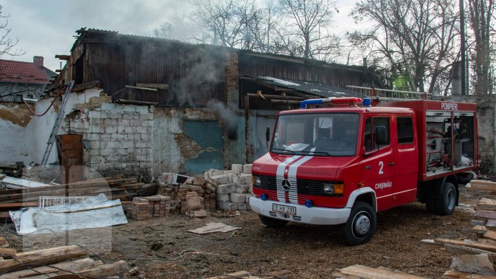 INCENDIU în centrul Capitalei. Pompierii, la faţa locului. O femeie s-a ales cu arsuri (FOTOREPORT)