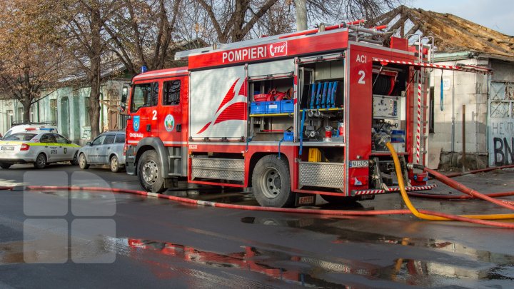 INCENDIU în centrul Capitalei. Pompierii, la faţa locului. O femeie s-a ales cu arsuri (FOTOREPORT)