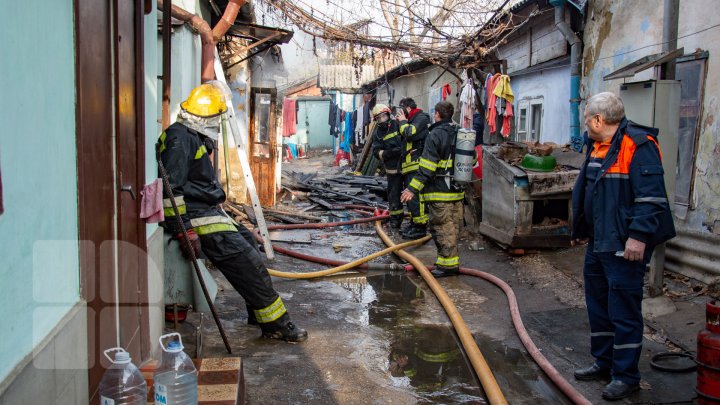 INCENDIU în centrul Capitalei. Pompierii, la faţa locului. O femeie s-a ales cu arsuri (FOTOREPORT)