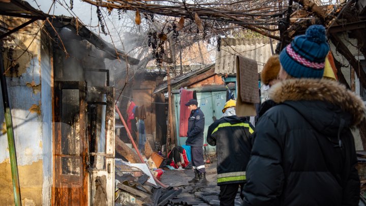 INCENDIU în centrul Capitalei. Pompierii, la faţa locului. O femeie s-a ales cu arsuri (FOTOREPORT)