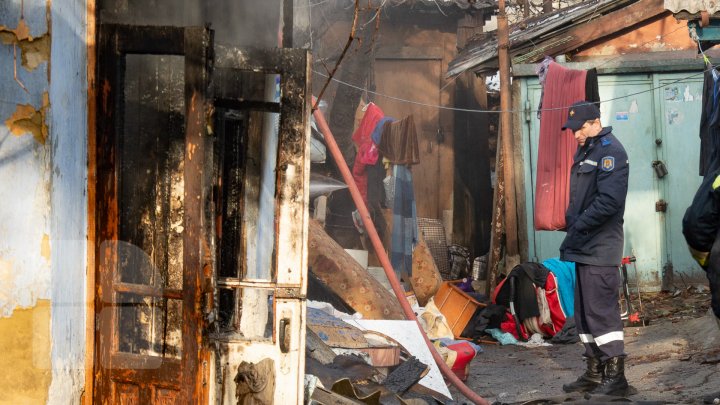 INCENDIU în centrul Capitalei. Pompierii, la faţa locului. O femeie s-a ales cu arsuri (FOTOREPORT)