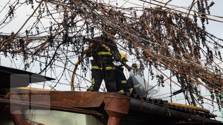 INCENDIU în centrul Capitalei. Pompierii, la faţa locului. O femeie s-a ales cu arsuri (FOTOREPORT)