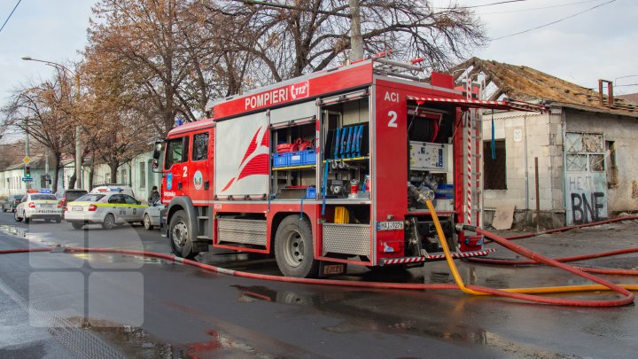 INCENDIU în centrul Capitalei. Pompierii, la faţa locului. O femeie s-a ales cu arsuri (FOTOREPORT)