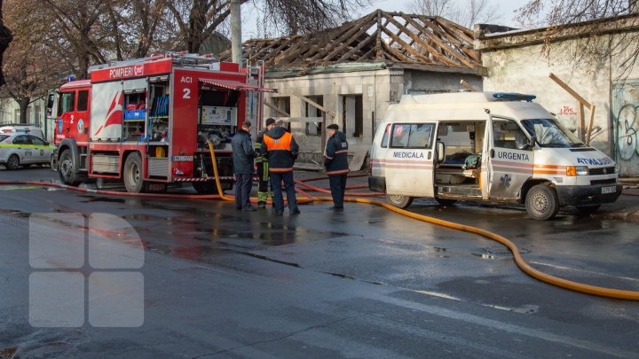 INCENDIU în centrul Capitalei. Pompierii, la faţa locului. O femeie s-a ales cu arsuri (FOTOREPORT)