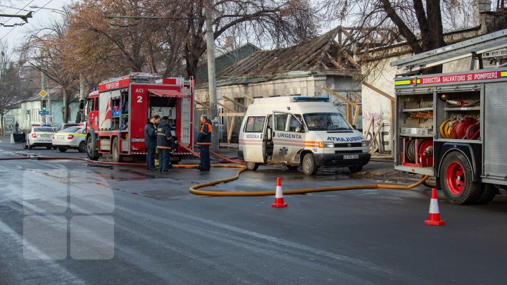 INCENDIU în centrul Capitalei. Pompierii, la faţa locului. O femeie s-a ales cu arsuri (FOTOREPORT)