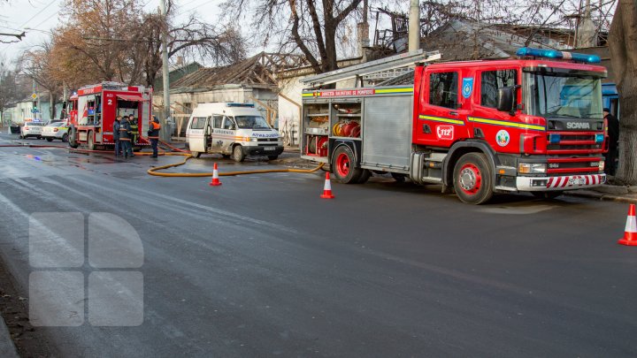 INCENDIU în centrul Capitalei. Pompierii, la faţa locului. O femeie s-a ales cu arsuri (FOTOREPORT)