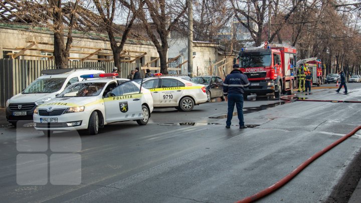 INCENDIU în centrul Capitalei. Pompierii, la faţa locului. O femeie s-a ales cu arsuri (FOTOREPORT)