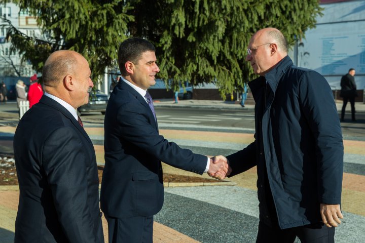 Şedinţa Guvernului la Orhei. Oamenii au stat în rând pentru a discuta cu premierul şi miniştrii (FOTO)